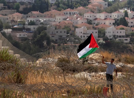 الضفة.. فلسطينيون يفككون بؤرة استيطانية في بلدة سنجل