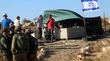 مستوطنون إسرائيليون يجرفون أراضي فلسطينية شمال رام الله