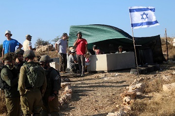 مستوطنون إسرائيليون يجرفون أراضي فلسطينية شمال رام الله