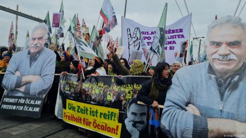 وفد من حزب مؤيد للأكراد يزور أوجلان في سجنه عشية لقاء مع إردوغان