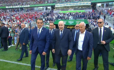جماهير جزائرية تهتف في “ملعب مانديلا”: أرسلونا إلى فلسطين لمحاربة الاحتلال (فيديو)