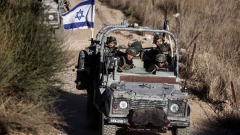 الجيش الإسرائيلي يعلن اعتقاله خلية تابعة لـ”فيلق القدس” الإيراني جنوب سوريا ويُدمر مواقع عسكرية في الجولان.. (فيديو)