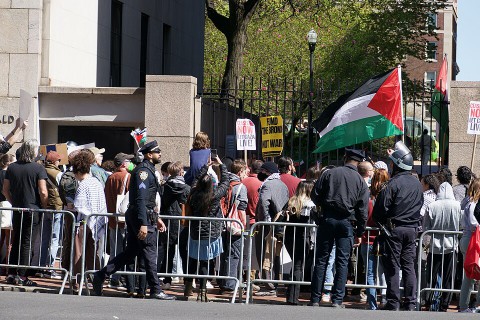 أمام البيت الأبيض.. مؤيدون لفلسطين يحتجون على زيارة نتنياهو