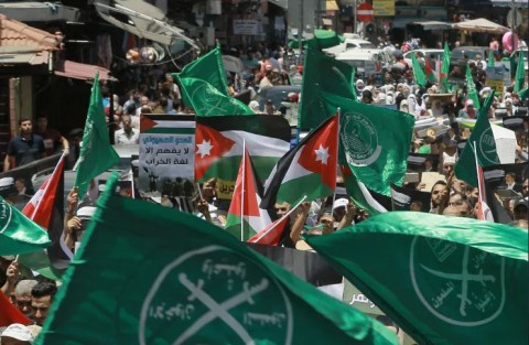 لأول مرة منذ “حظر الأخوان” في الأردن  : إحالة” شركات” ولجان وجمعيات إلى الحل والنيابة بتهمة ” تأسيس واجهات لجمعية محظورة “..إشكالات” قانونية ” بالجملة في الطريق ومجددا ” القرار نهائي ولا تسوية سياسية “