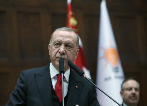 هل يجرؤ أردوغان على “بث” مُحاكمة مُنافسه على الرئاسة المُعتقل مُباشرةً عبر التلفزيون الرسمي أم ينتهي به الحال كحسني مبارك؟ ولماذا “أيّد” حليفه القومي الأبرز “البث” ولماذا يتعاظم غضب المُعارضة وبدأ بحثها عن “الأكثر إزعاجًا” للحزب الحاكم؟