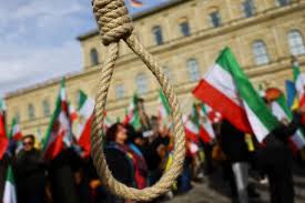 إيران تعدم علنا رجلا متهما باغتصاب طفلة وقتلها