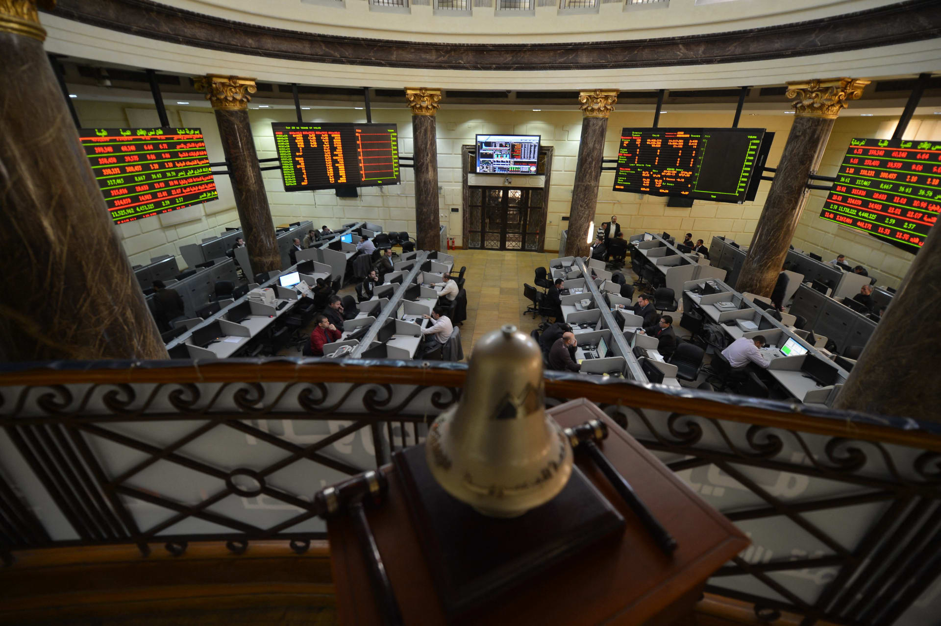 مؤشرات البورصة تتباين في المنتصف بتداولات 1.4 مليار جنيه