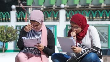 طلاب الثانوية العامة “النظام القديم” يتوافدون على اللجان لآداء التفاضل والتكامل