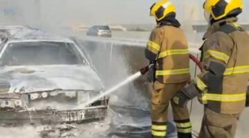 إصابة 3 أشخاص في تصادم وحريق مركبتين على طريق الجهراء