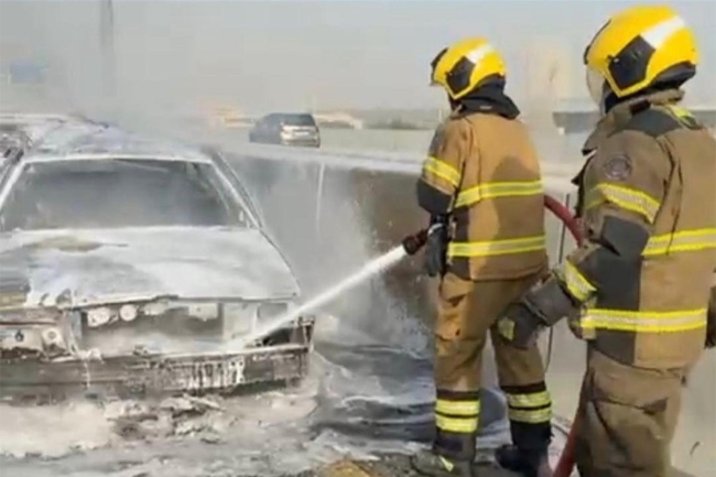 إصابة 3 أشخاص في تصادم وحريق مركبتين على طريق الجهراء