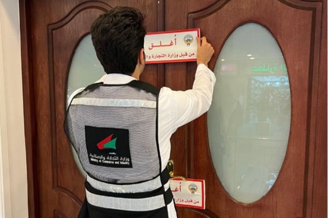 «التجارة»: ضبط 6 محلات تبيع بضائع مقلدة