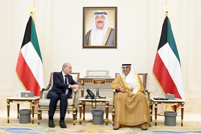 سمو ولي العهد يستقبل نائب رئيس مجلس الوزراء وزير الخارجية الأردني