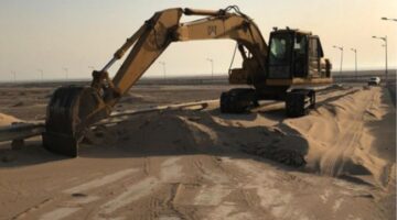 «الطرق» تُزيل «الرمال» المتراكمة على طريق «بحيث» حفاظاً على سلامة مرتاديه