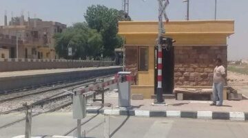 لا تقتحموا المزلقانات .. الأرواح في خطر