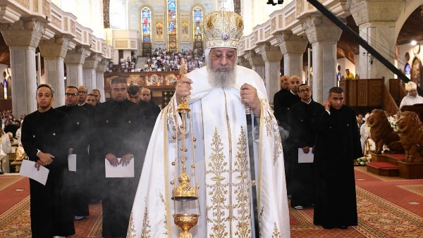 سيامة 19 كاهنًا بيد البابا تواضروس للقاهرة وكندا.. صور