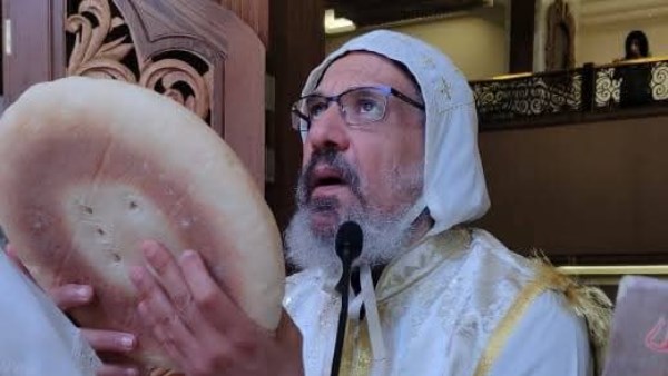 الأنبا انجيلوس يصلي القداس في كنيسة أبي سفين والشهيدة دميانة بشبرا |صور