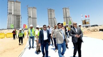وزير الإسكان يتفقد موقف تنفيذ أبراج “الداون تاون” بمدينة العلمين الجديدة