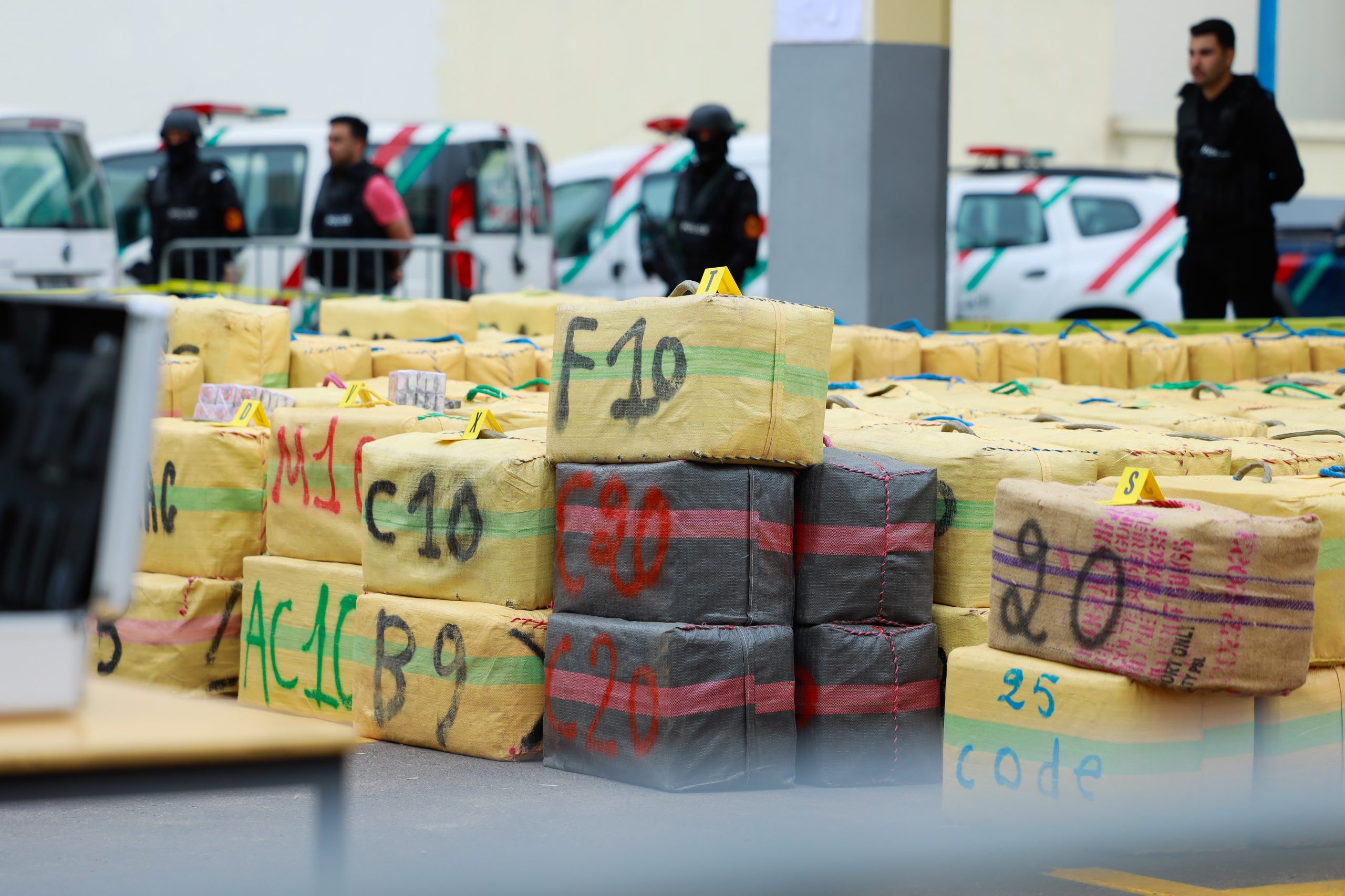 ✓ طاطا .. إحباط محاولة لتهريب 598 كلغ من الشيرا بتنسيق بين الأمن والدرك