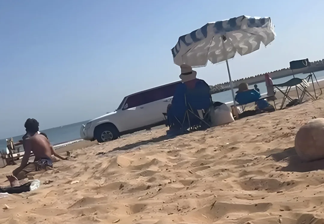 ✓ أمن أكادير يحقق في دخول سيارة أجنبية إلى رمال الشاطئ