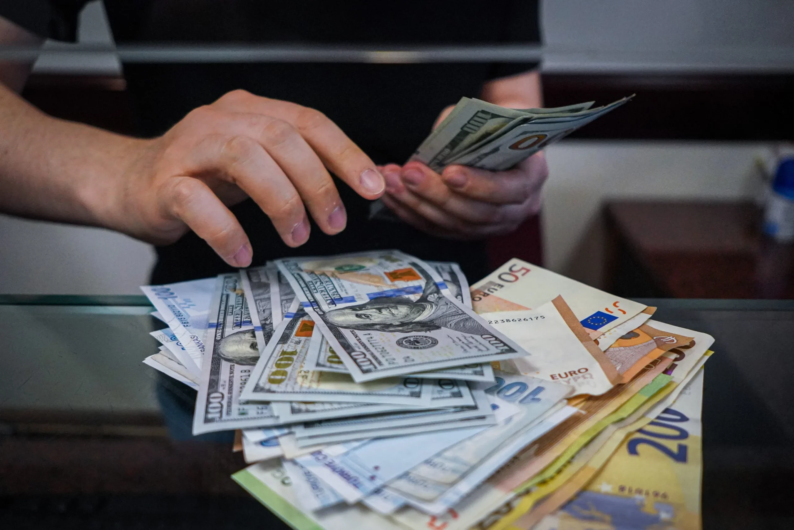 ✓ ارتفاع الدولار وتراجع الأورو في الأسواق العالمية