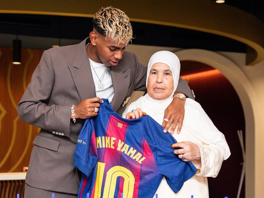 ✓ من حضن جدّته إلى قميص ميسي .. لامين يامال يبدأ رحلته الذهبية مع برشلونة